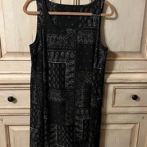Simply Vera Wang Knee-Length Black Shift Dress with Bandana Print. Size M. EUC